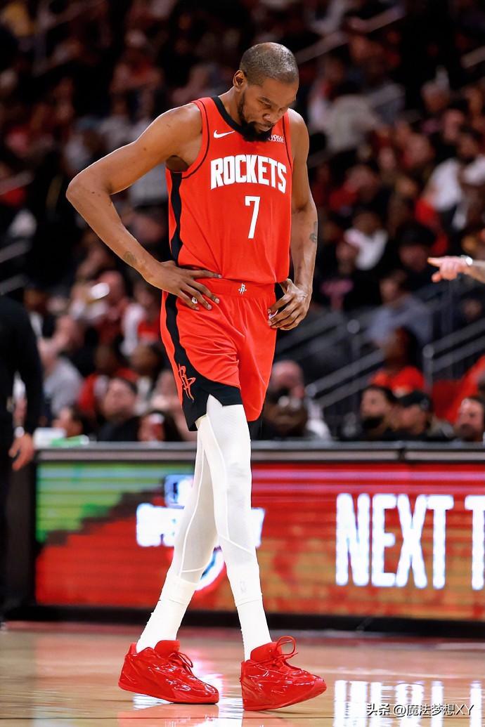 终于搞清楚了，
为什么每支球队都敢包夹杜兰特？
不是因为杜兰特有多厉害，而是
火