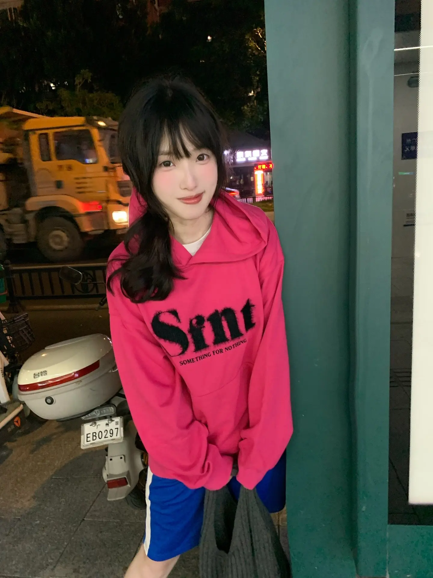 你那么喜欢拍照又喜欢哈哈大笑你不应该灰 蒙蒙的 你会幸福的