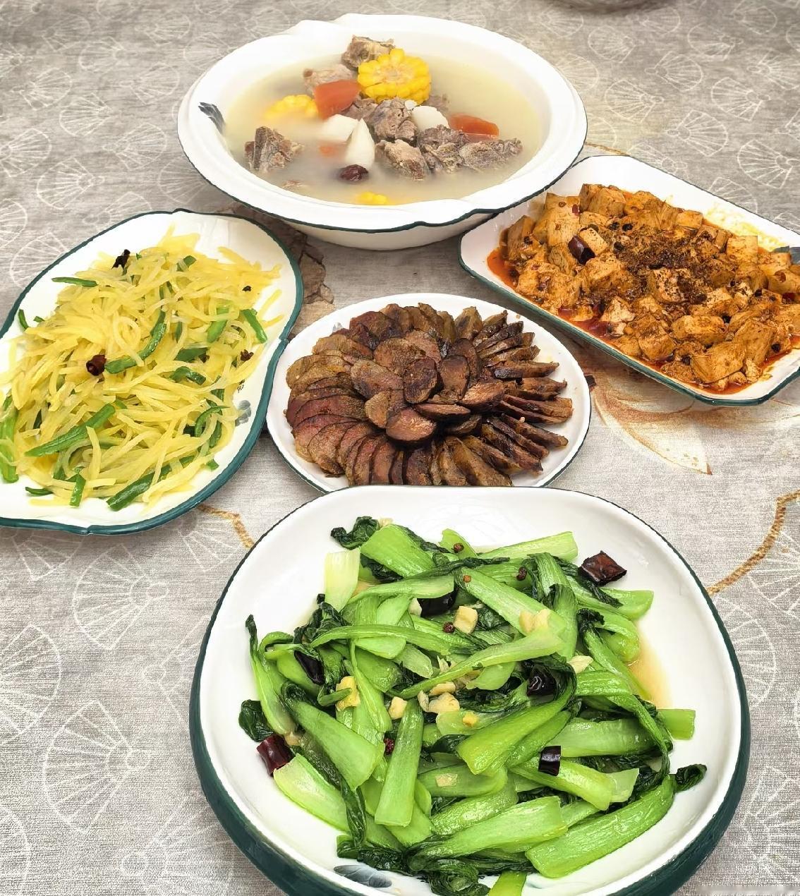 今天的午餐是四菜一汤，香肠、麻婆豆腐、青椒土豆丝、炝炒小白菜、山药玉米排骨汤，过