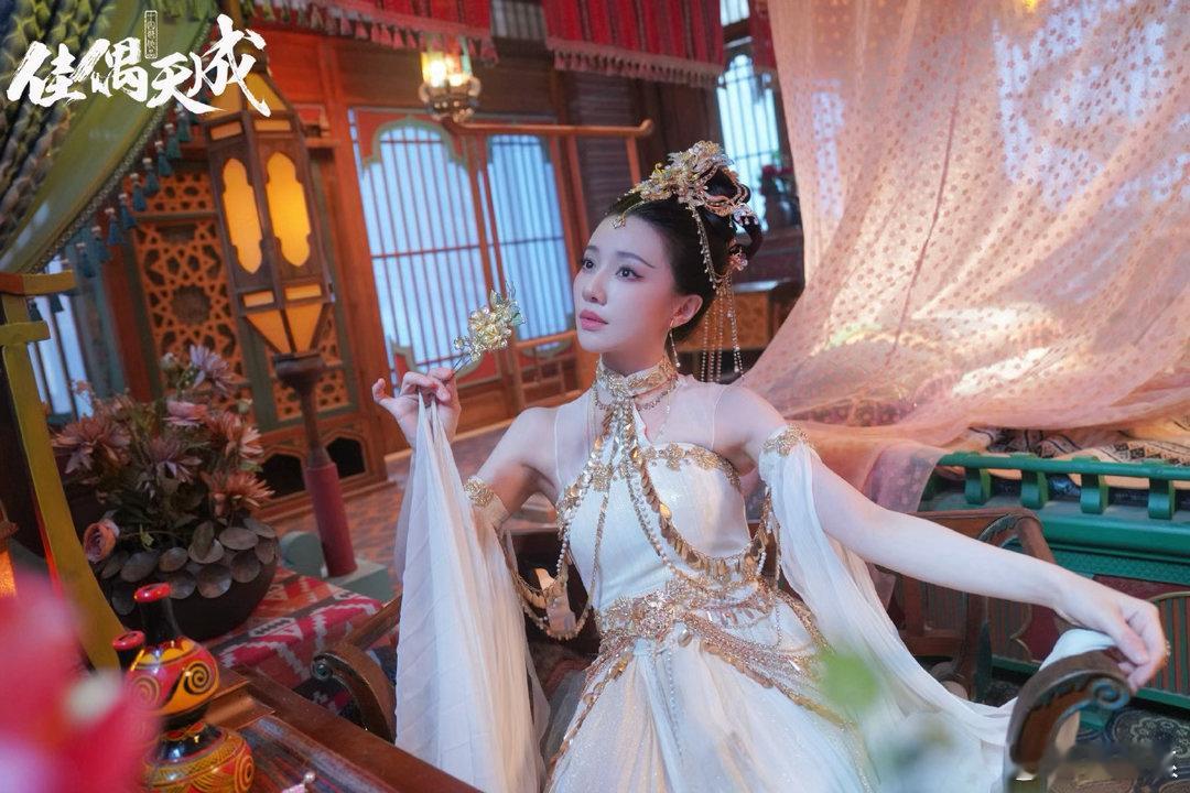 王鹤润佳偶天成妆造两级反转浅粉罗衣搭配乖巧发髻，青涩柔和，红衣战妆束发配金饰，冷