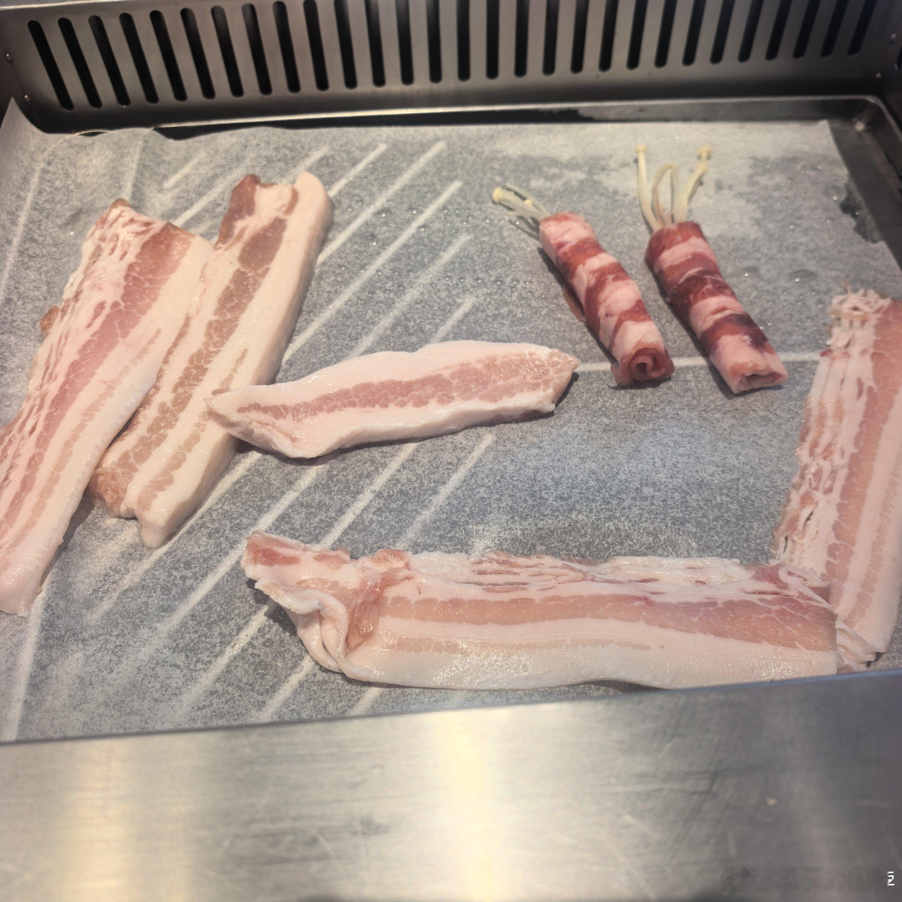 想来吃一家很火的烤肉，结果要侯位，于是转身来吃自助烤肉。 