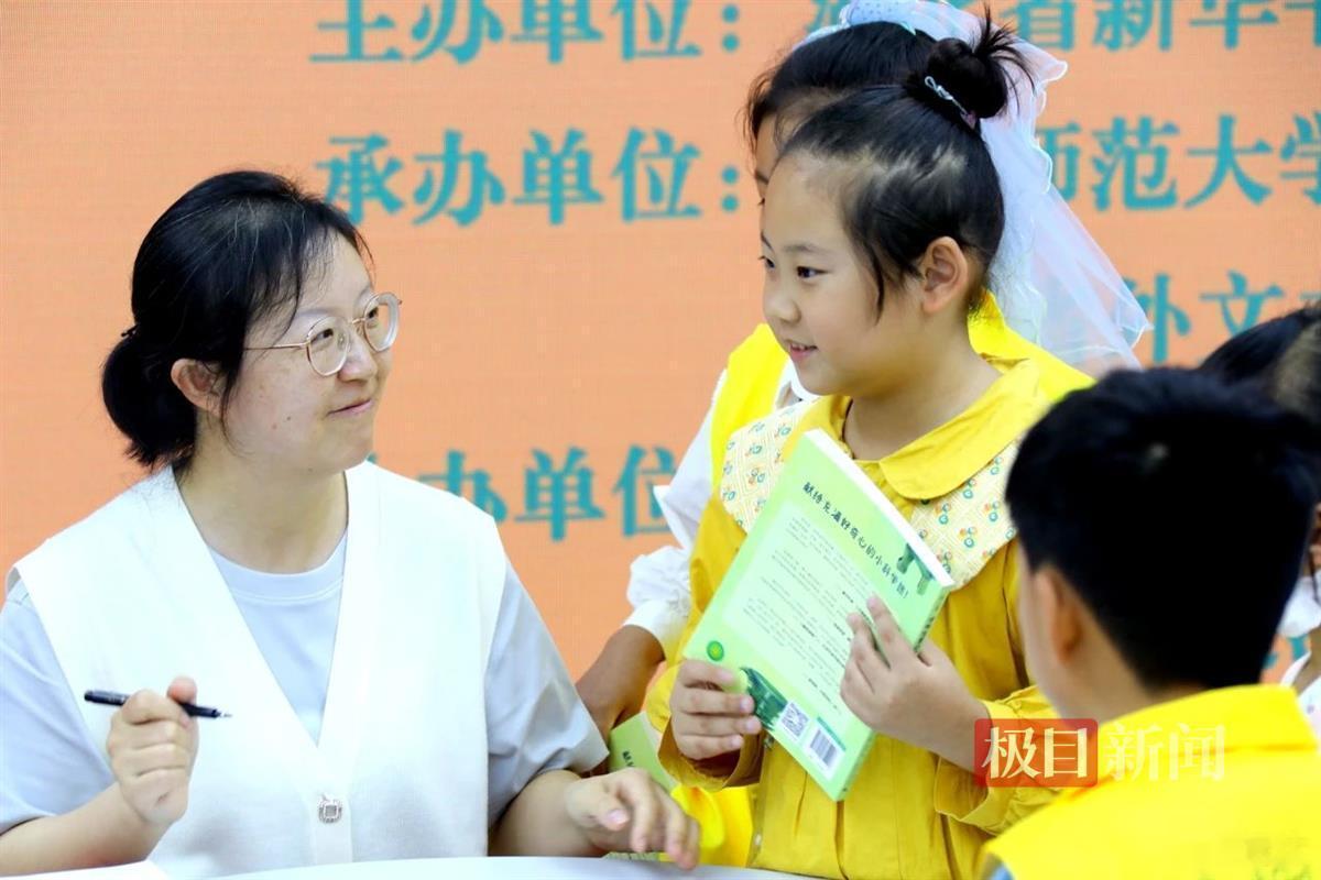 这个特别可爱的小女孩是在武汉外文书店讲座的时候见到的。