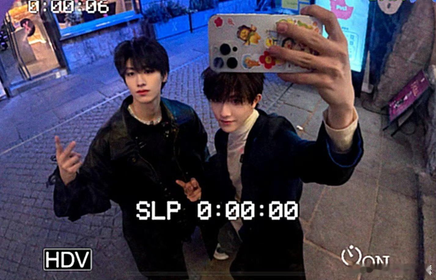 朱志鑫苏新皓青岛双人行  朱志鑫苏新皓简直就是给我们撒了一波糖分了呀，能够看到这