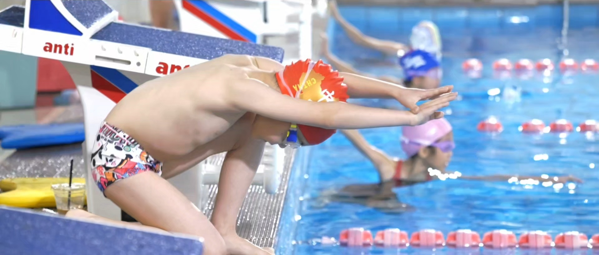 张小苗人生第一次参加游泳比赛，原本是奔着体验去的，感受一下氛围，顺利完赛就算成功