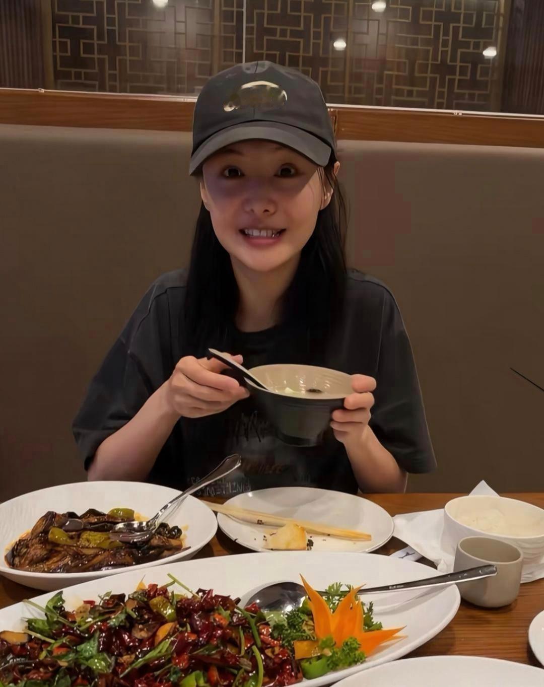 35岁郑爽和家人在美国一间中餐馆吃饭 ​​​