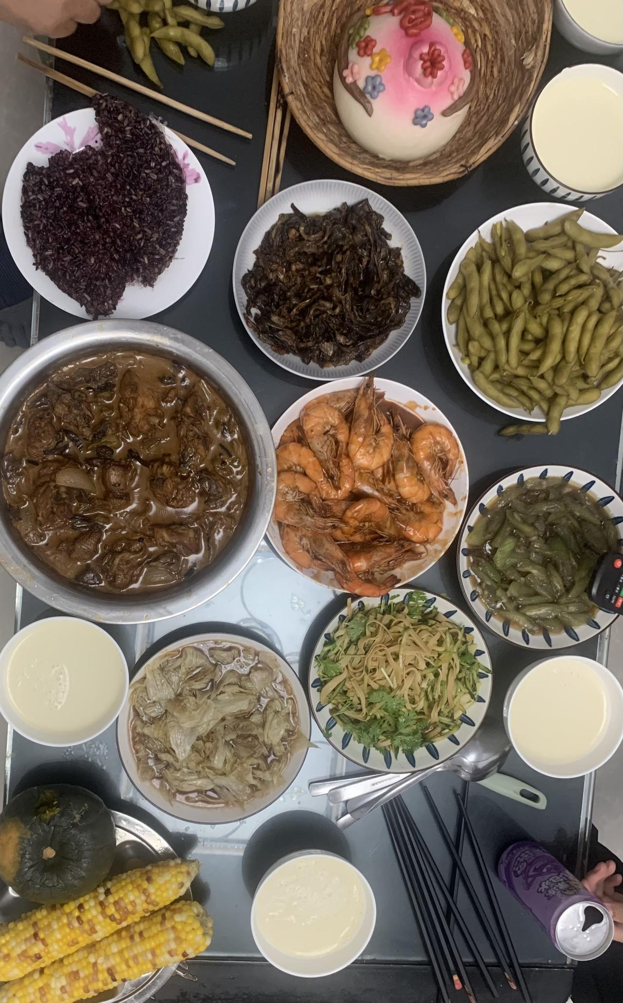 打卡今日晚餐
今日6人份晚餐：榛蘑炖鸡、茄汁大虾、酱茄子、素炒丝瓜、蚝油生菜、凉