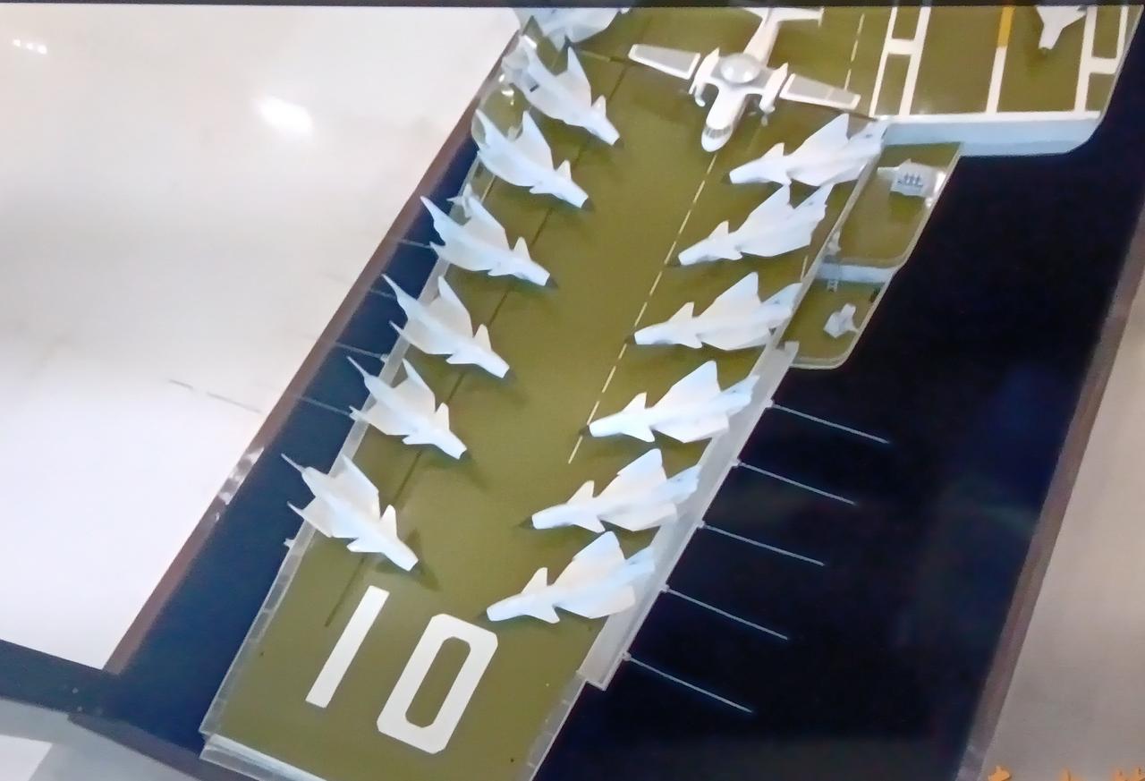 今天才知道，原来歼十战机真的是要准备上航空母舰的。央视军事频道最新披露，我国早在