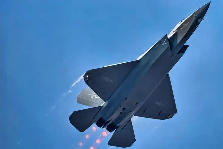 中国战斗机整体处于全球第一梯队，与美俄同列顶尖阵营；在隐身、航电、远程弹药、体系