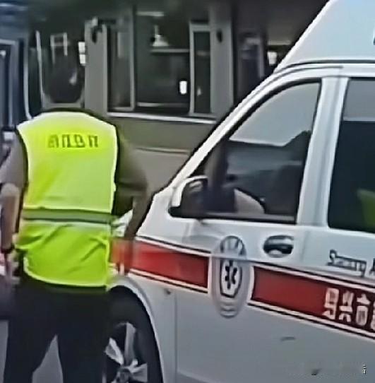 一个人，
一头猪；
某地中学有学生离世，死状荒唐离奇；
某地女生家中杀年猪，火得