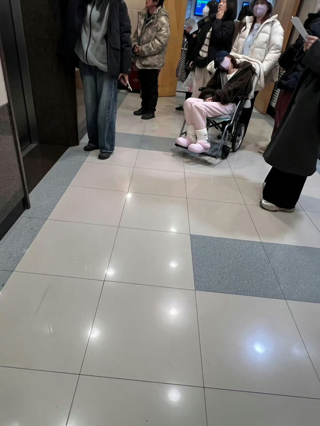 赵露思坐轮椅  赵露思  近日，赵露思被偶遇在医院坐轮椅，网传生病进了急诊，这一