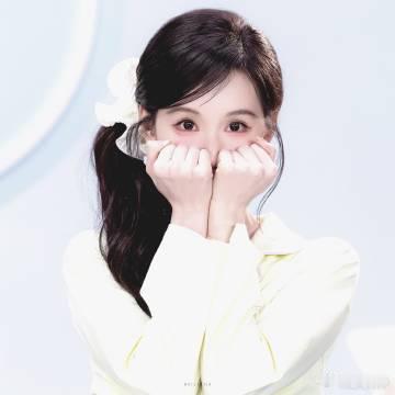 陈都灵抬眸黑切白 人人偏爱她温柔易碎的模样，精致淡雅宛若瓷娃娃，却忽略她内心的冷