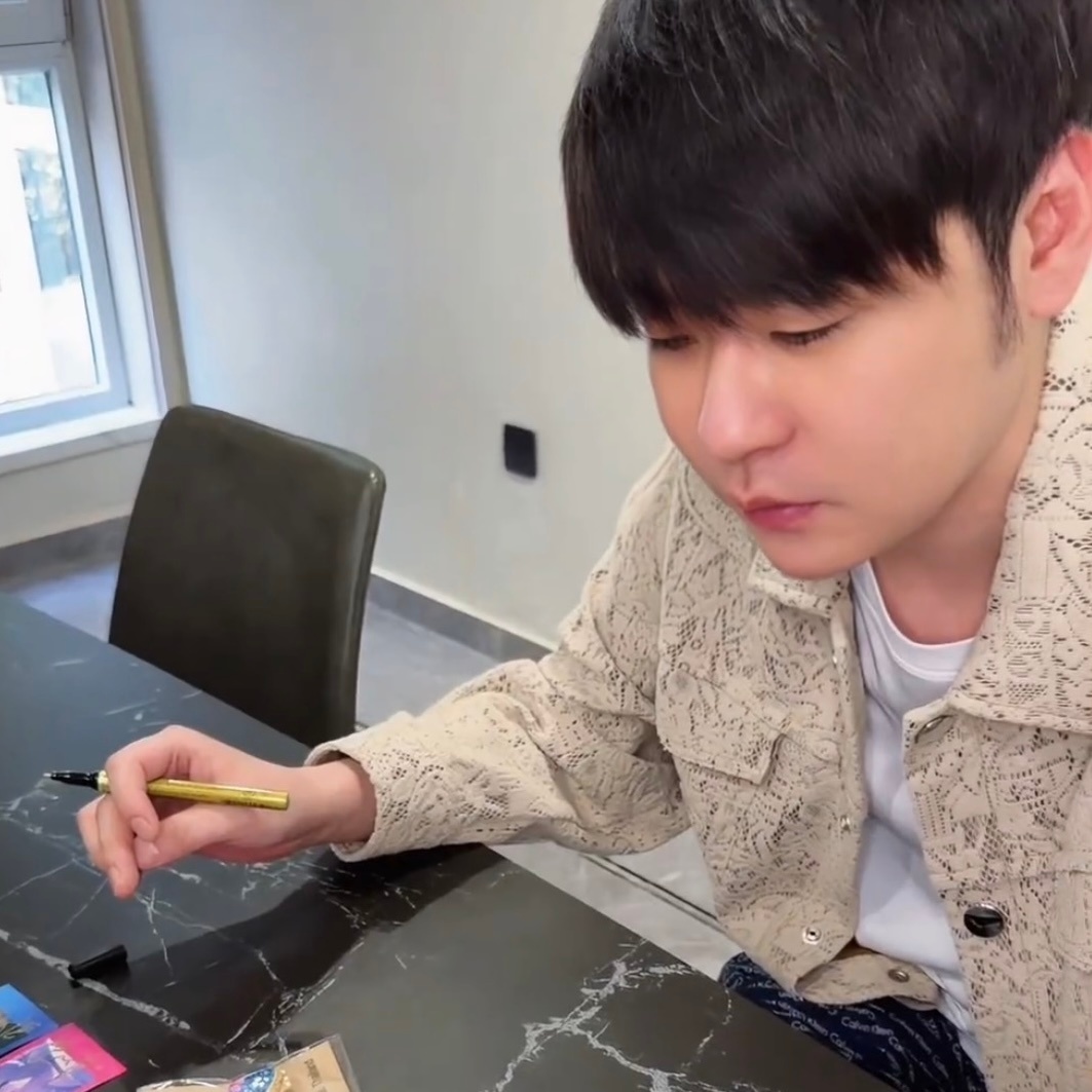 早上好啊顺毛乖磊好想在顺毛圆脑袋上吧唧亲一口😚