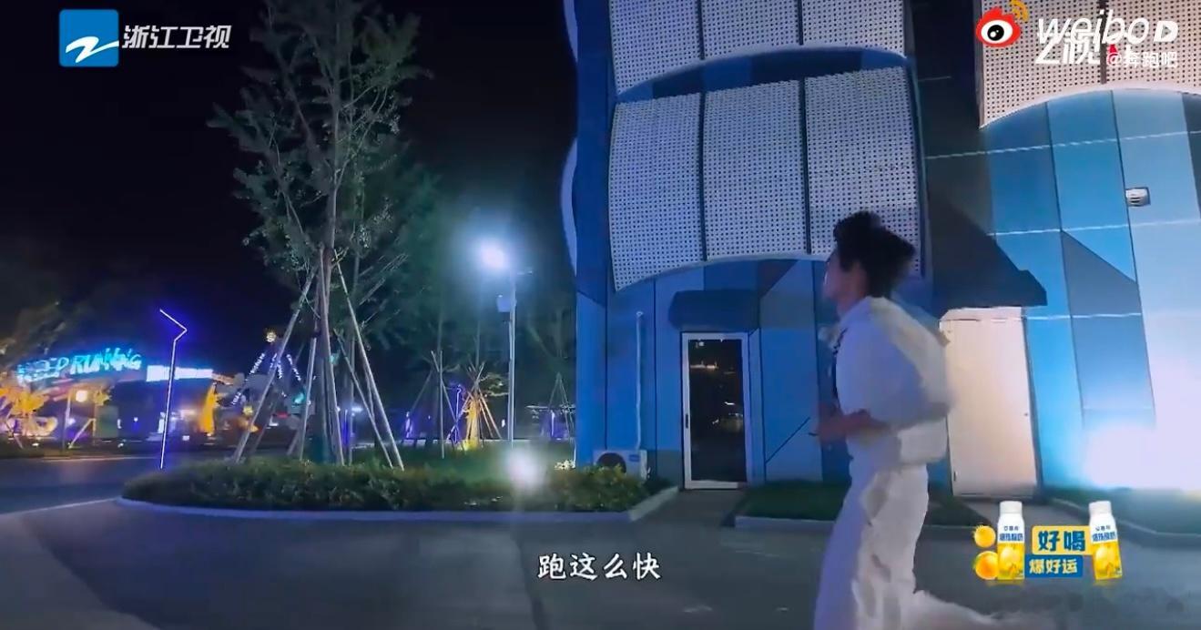 李昀锐撕名牌三个摄像接力追奔跑吧 撕名牌的快乐不能没有，“红美人”身份牌再难找也