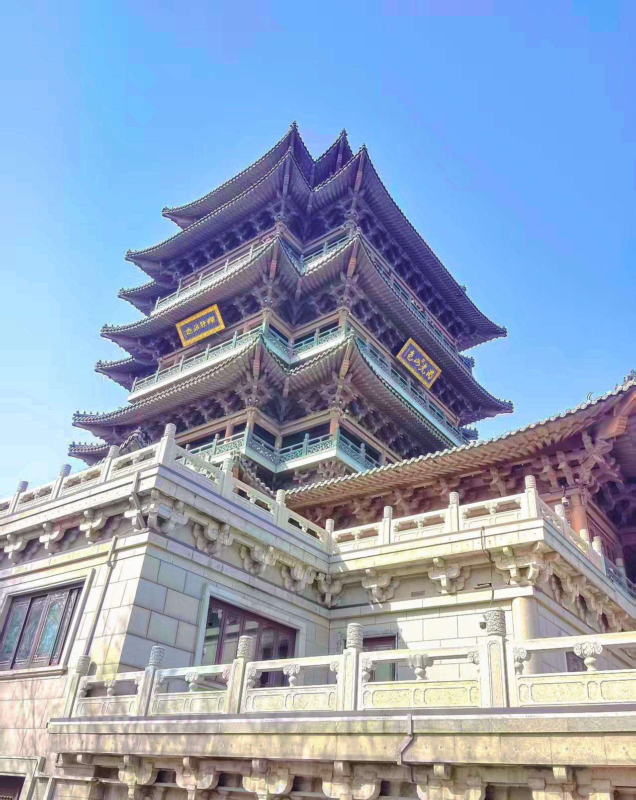 随手拍一张你所在城市的蓝天景色哈哈哈哈哈！给友友们看看我们这的蓝天