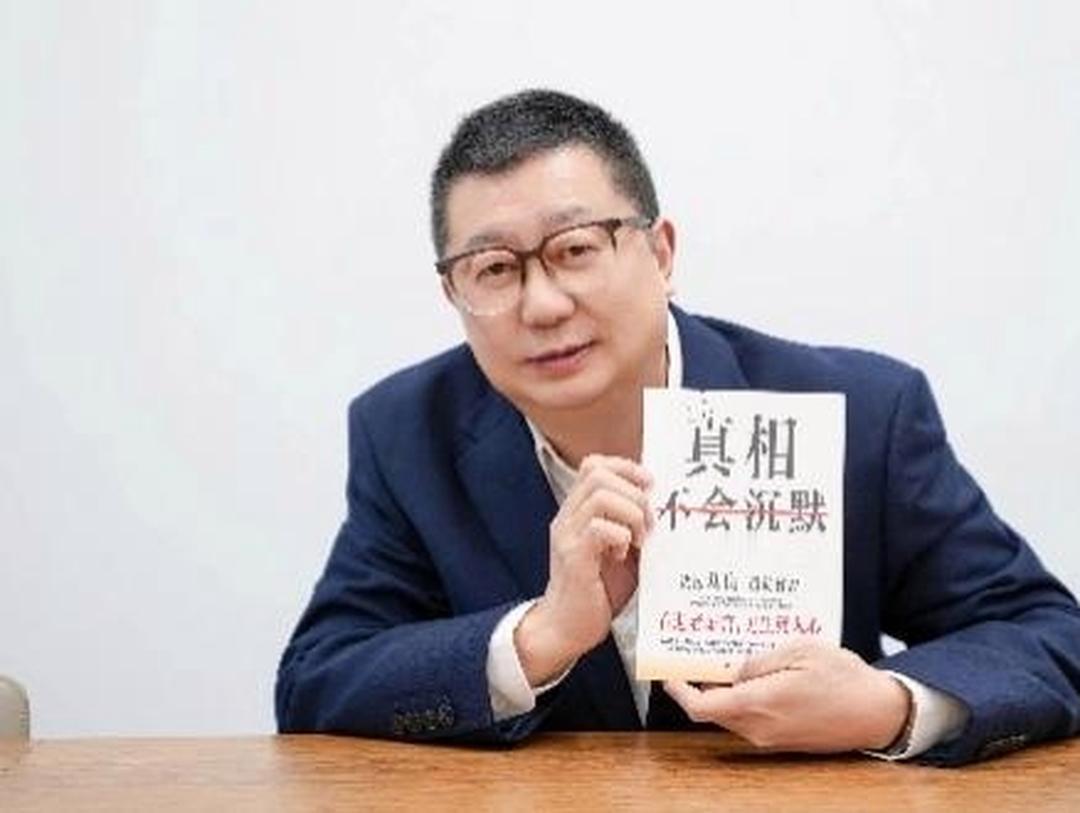 65岁老法医出书，1个月卖掉20万册，签售签到手抽筋！

这位老法医叫刘良，干了