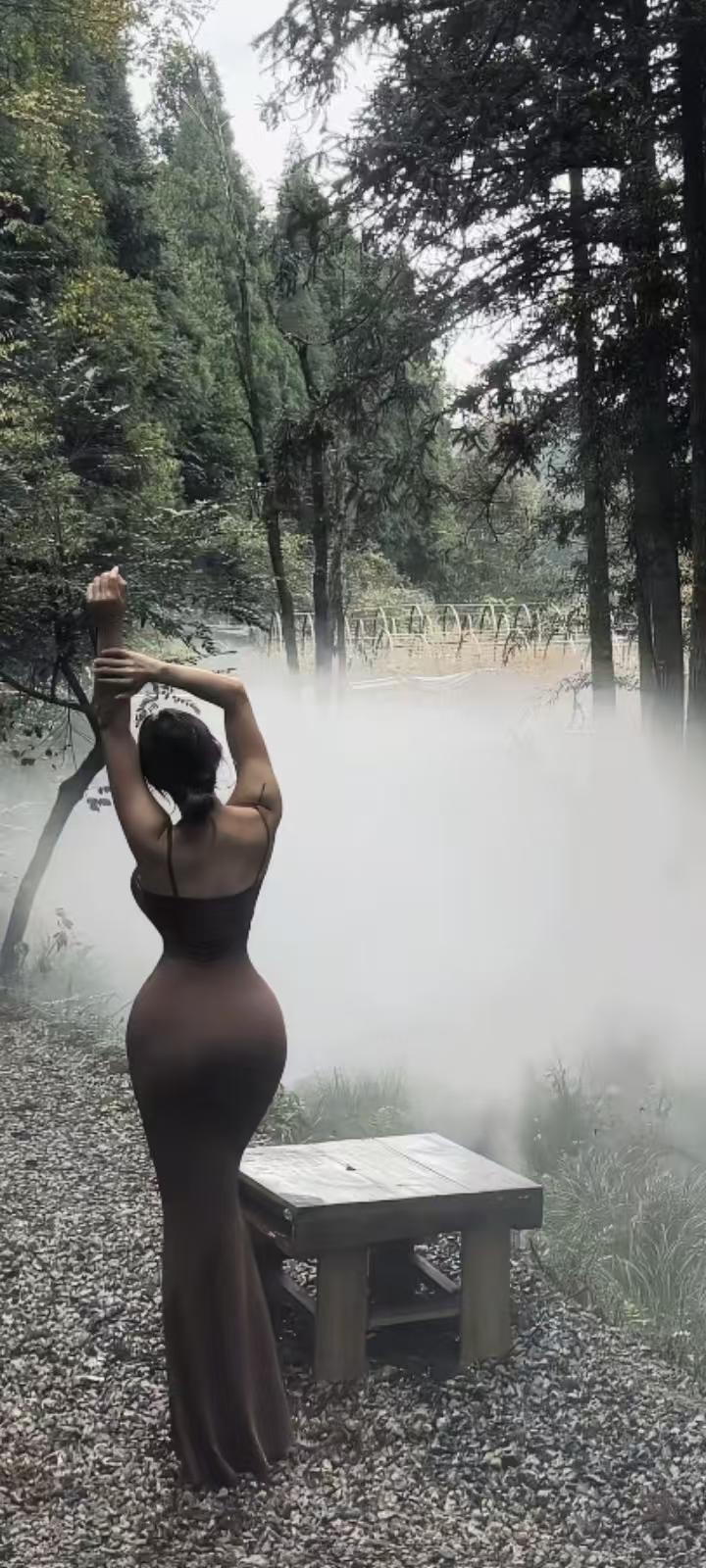 试对；

风携兰馨满庭芳
雨打黄花一窗秋

******

网图侵删