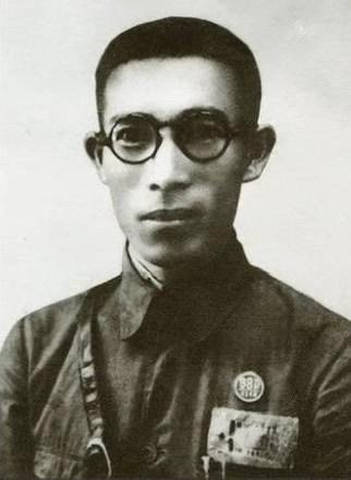 1937年，上级命令姚子青死守宝山。他手里只有一个营，大约600人，全营只有轻武