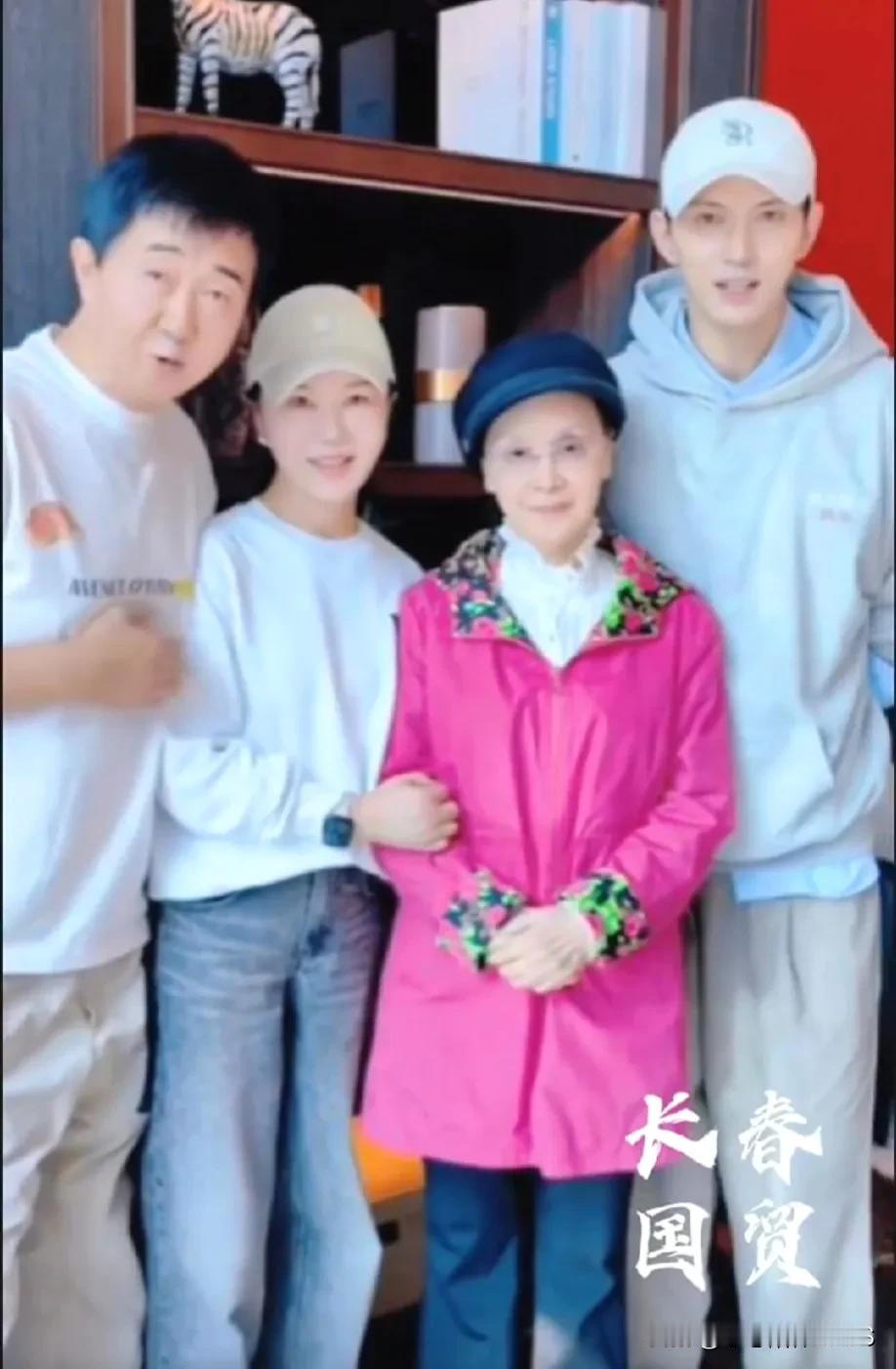 作为资深谷迷，我肯定地认为这就是李老师！国庆节付笛生夫妇拜访时拍摄的这几张照片，