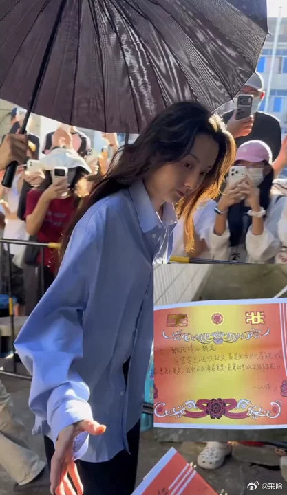 宋祖儿粉丝给孙凡清颁奖被可爱鼠了！宋祖儿粉丝给孙凡清颁奖了！粉丝给孙凡清送奖状一