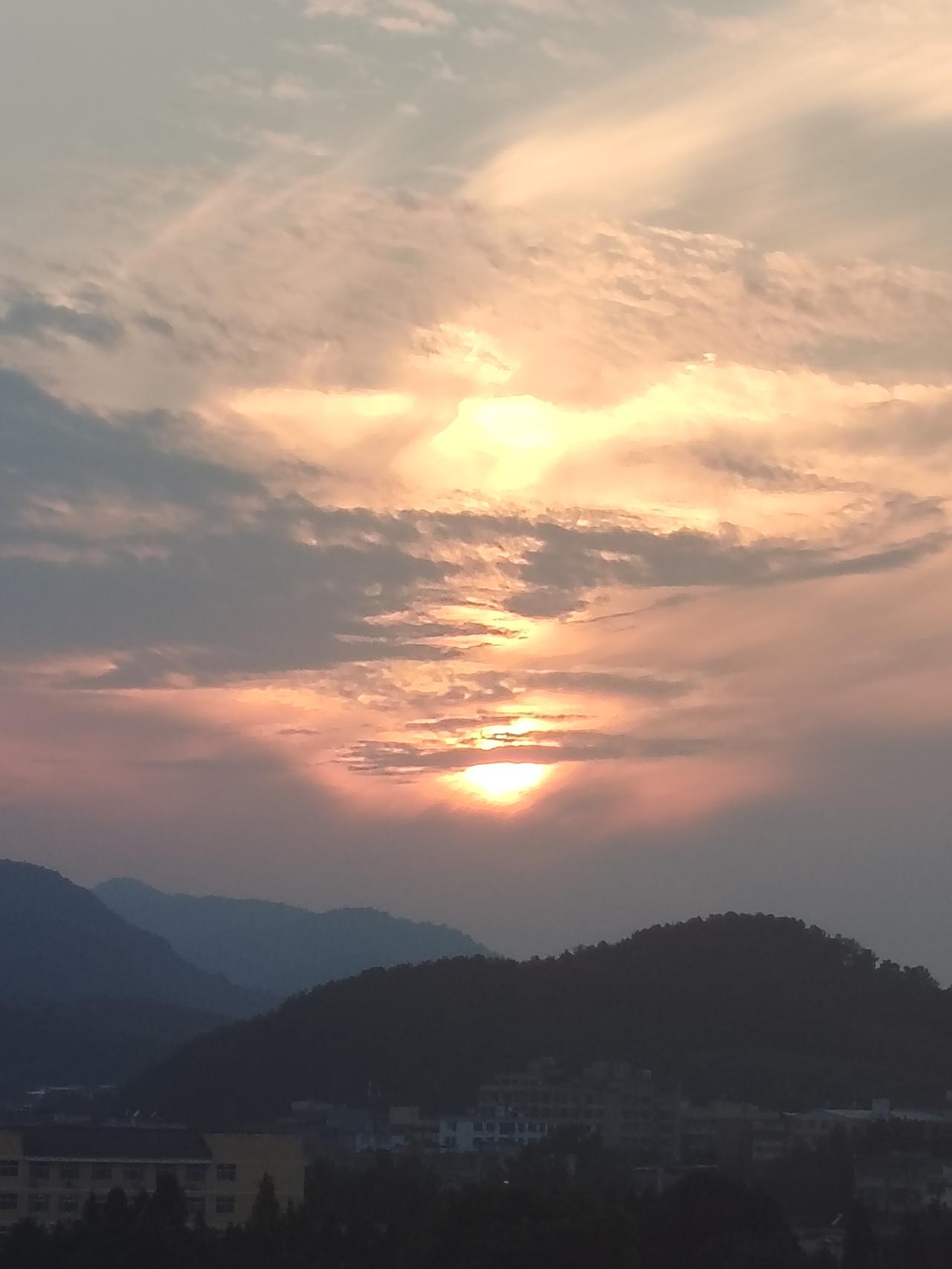 时间，装满了相处的记忆！岁月，凝聚了永恒的情谊，牵挂与祝福总在心里。愿有缘的我们