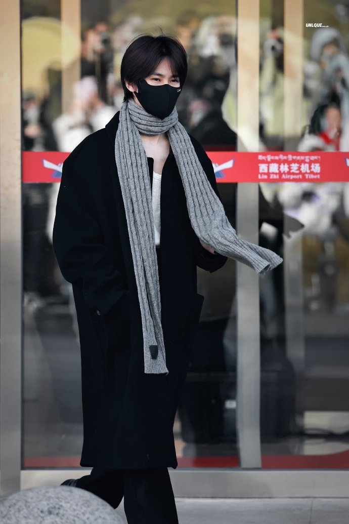 张真源大衣的神张真源顺毛黑大衣look 张真源大衣的神，张真源顺毛黑大衣look