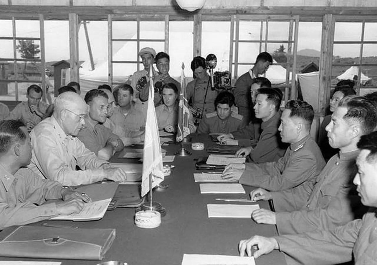 停战协定签字瞬间，不只是战火的熄灭，更是东方巨龙觉醒的宣言。历经抗争，中国以坚韧