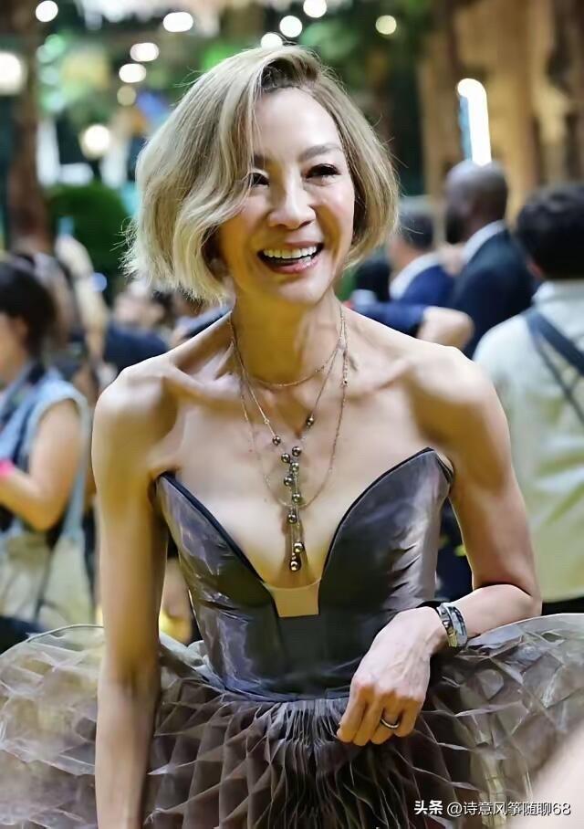 女神都63岁了，她人虽老，也有点瘦，但老了有老的魅力，皮肤依旧白皙，身材没有臃肿