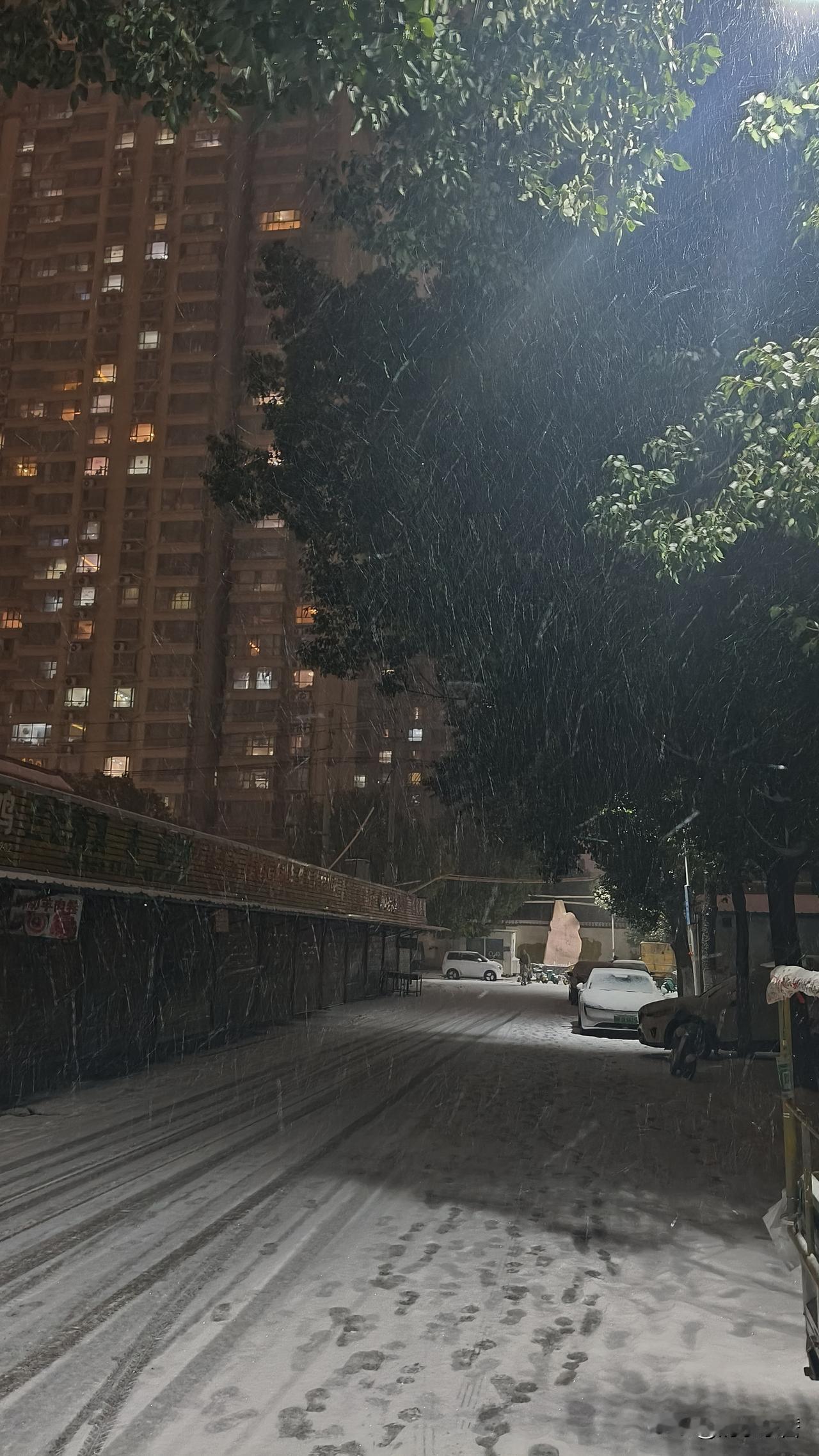 你喜欢哪一天这都不喜欢！我喜欢下雪天。因为雪天这个意境很美，一是雪是软绵绵的。凉