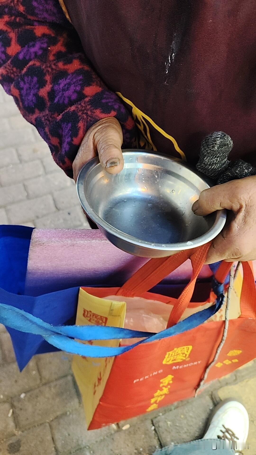 第一次见到她，是在去年。老人沿街乞讨，我陪朋友去染发，跑去理发店换了零钱递给她。