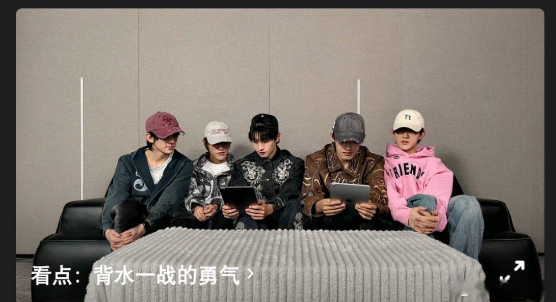 服了，人家厂牌直播都知道做个造型，画个妆什么的，TOP直播素颜还戴帽子，到底想怎