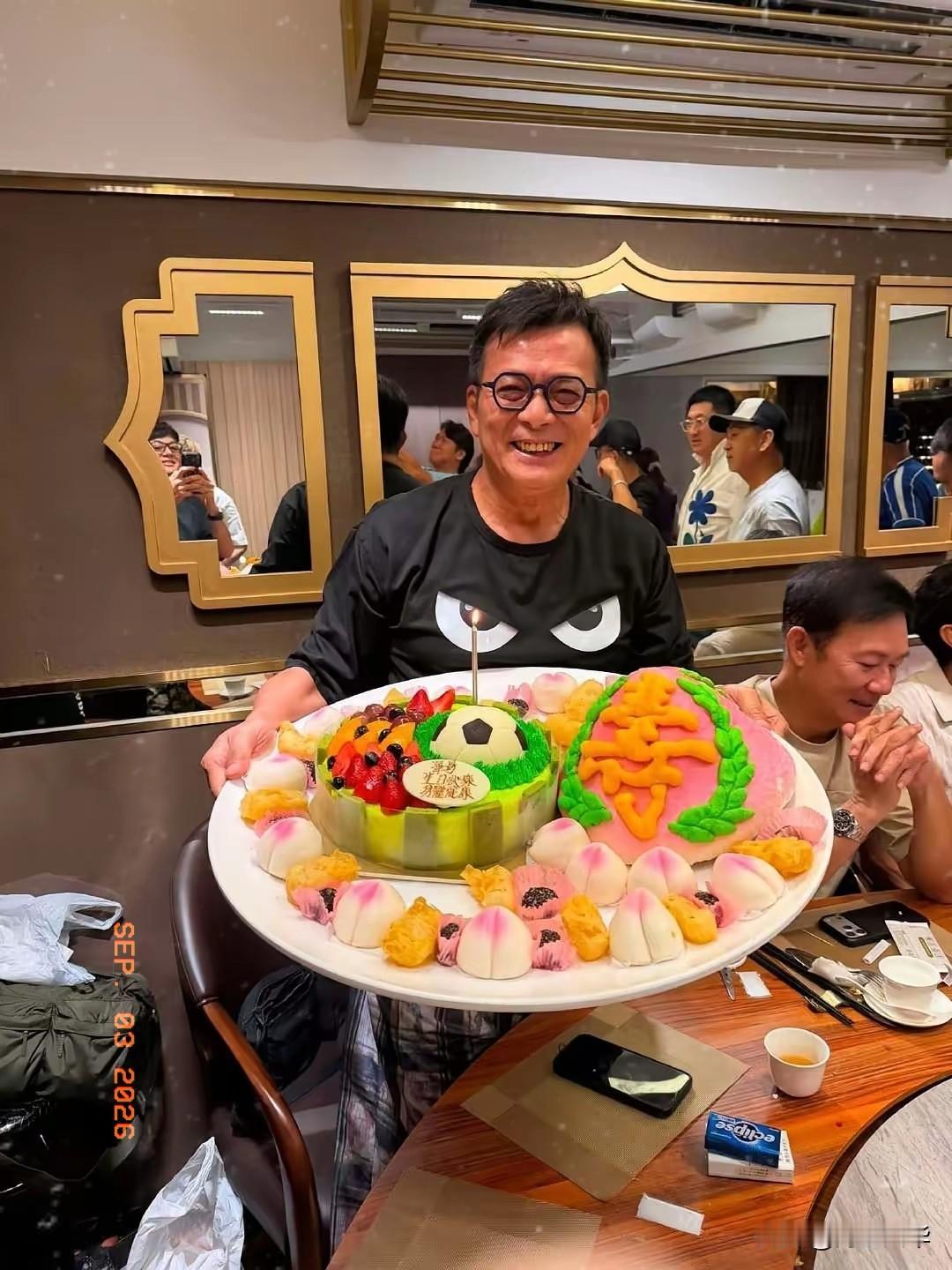65岁黄日华在香港一间高档酒店办生日宴，谭咏麟领衔一帮明星足球队的成员为他庆生，