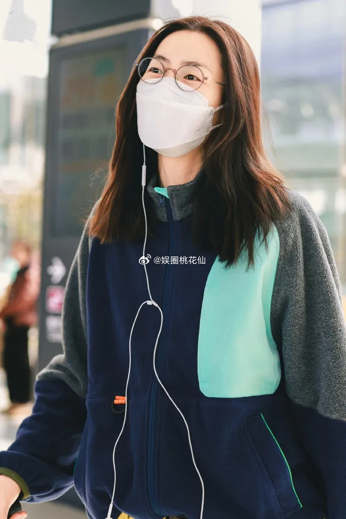 刘雯现身机场，她这次搭配的超有个性，看上去也很有时尚范儿。刘雯上身穿了一件拼色风