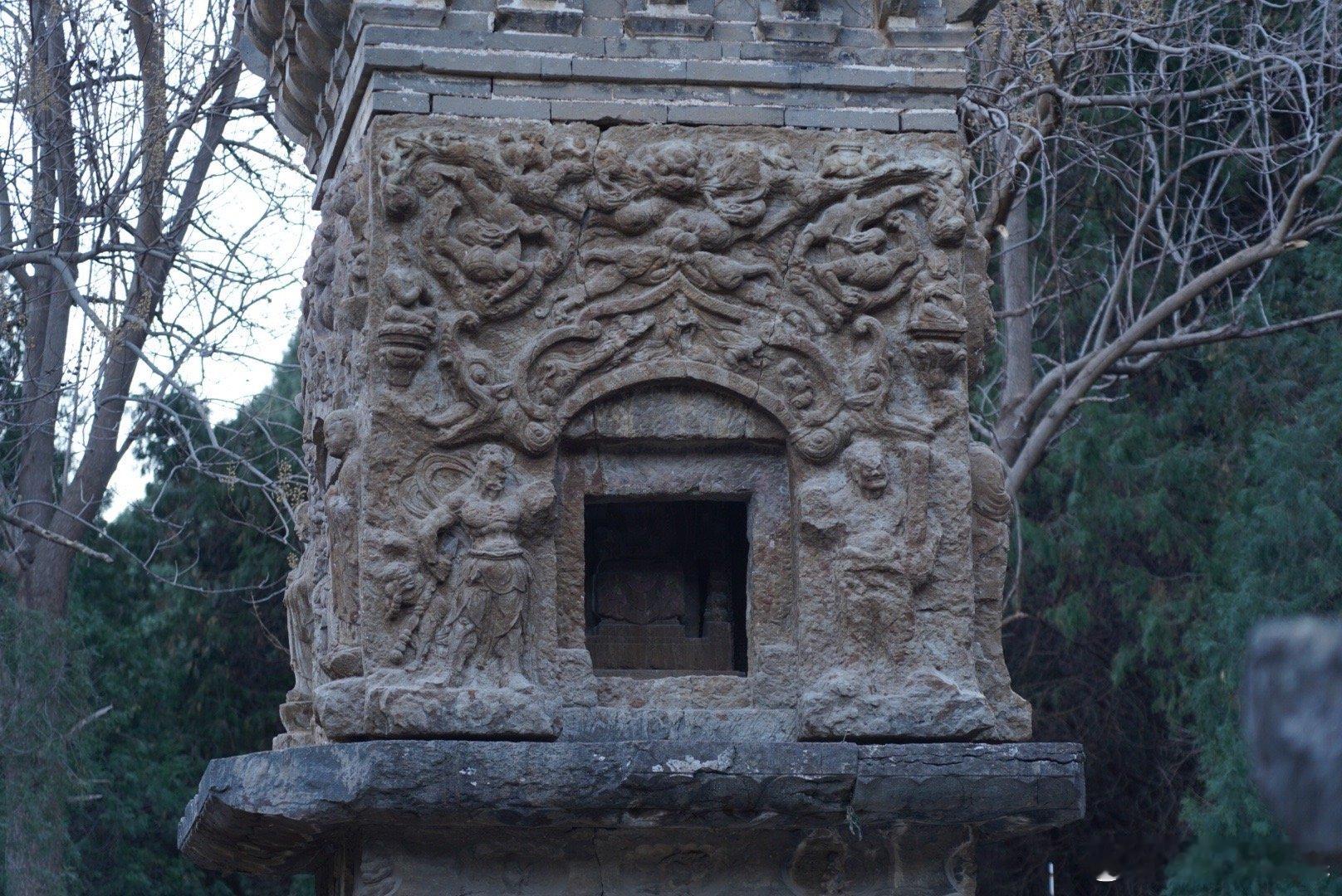岽游记  济南神通寺龙虎塔，建于盛唐时期，方形平面，设中心塔柱，基座和塔身遍布龙