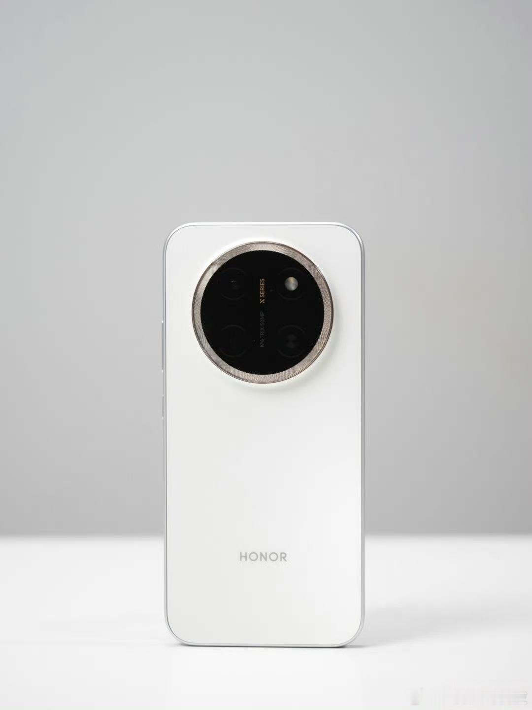 真机上手：荣耀X80Pro Max月影白色款。说三点：1、有人说跟华为手机很像2