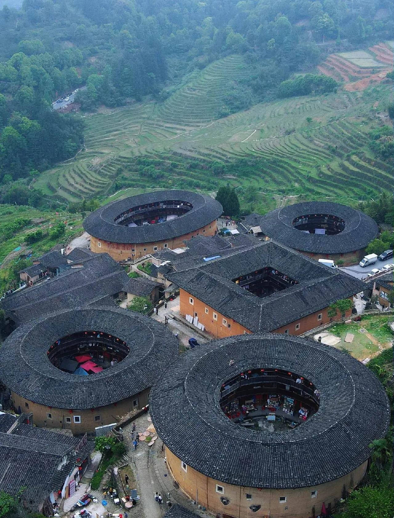 福建土楼简介
       福建土楼是中国传统民居瑰宝，主要分布在福建永定、南靖