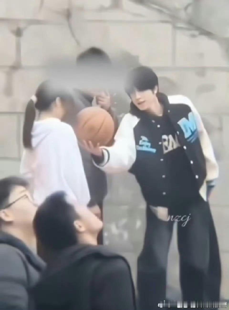 张桂源你究竟是喜欢灰色帽子姐姐还是校服妹妹？ 