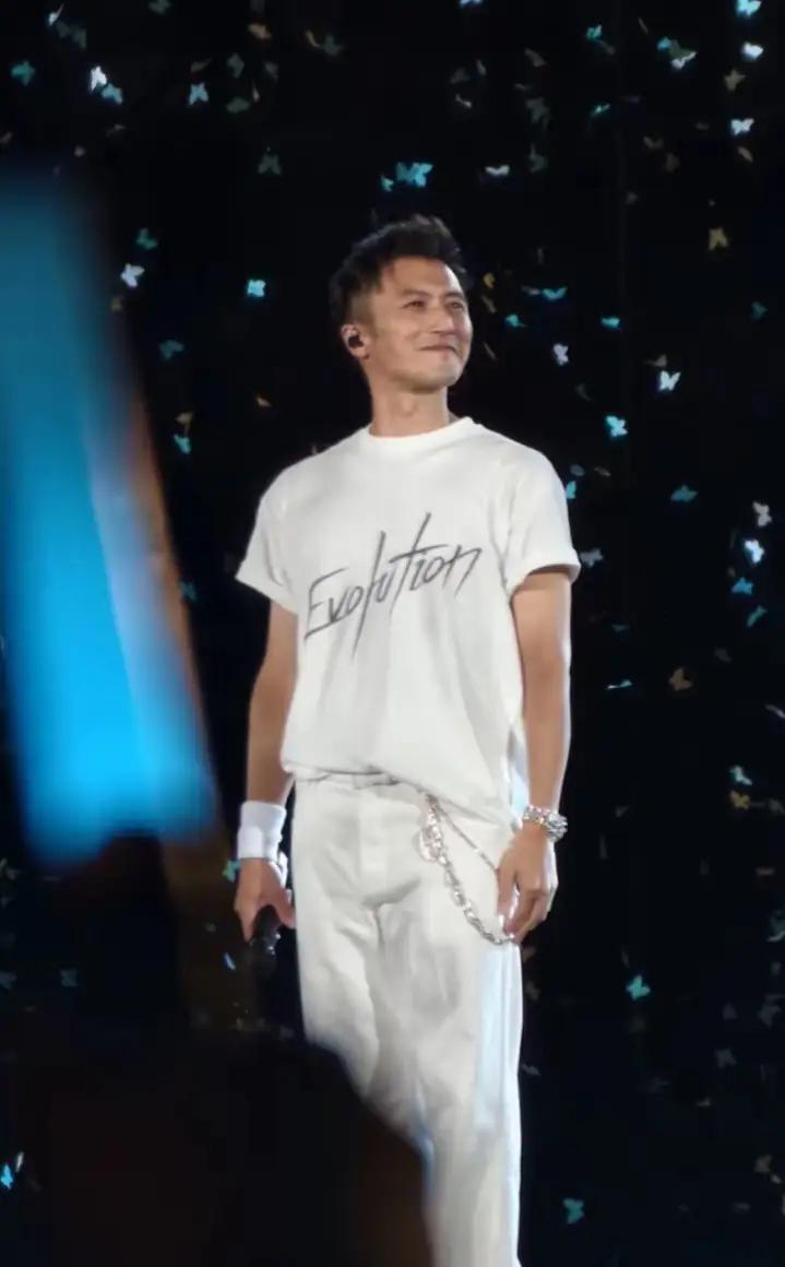 王菲低调现身鸟巢，惊喜助阵谢霆锋演唱会。当晚谢霆锋登舞台火力全开，演绎多首经典曲