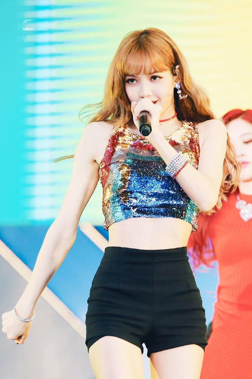 #LISA[超话]##Lisa疑似插足感情# 就使劲往Lisa身上泼水吧，这是不