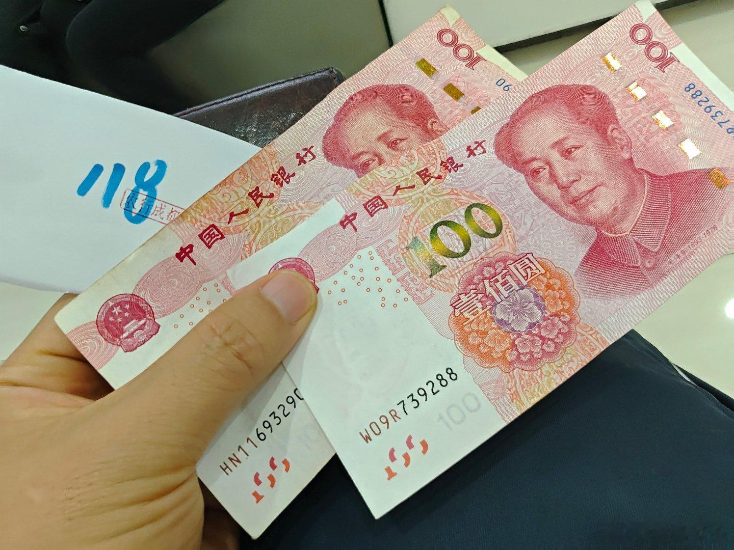 一百块，可以很少，也可以挺多，一张，一坨，一堆。也可以很轻，可以很重，花出去一秒