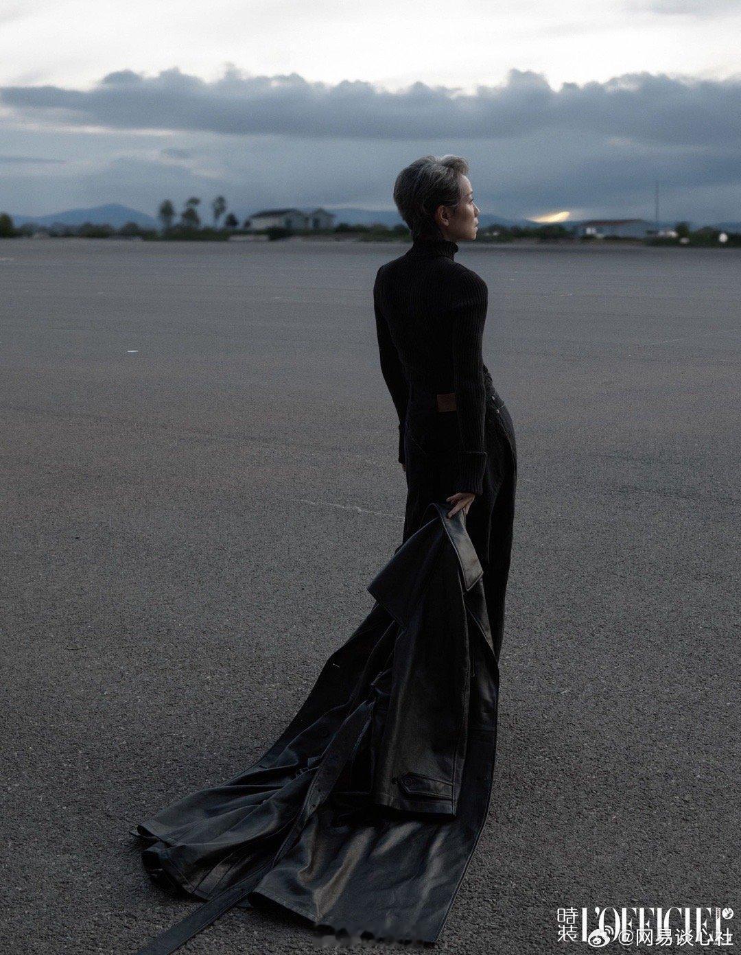 叶童 银辉映封面光影吻上银短发，红裙曳曳绽芳华2025的封面，她携风格赴约啦不做