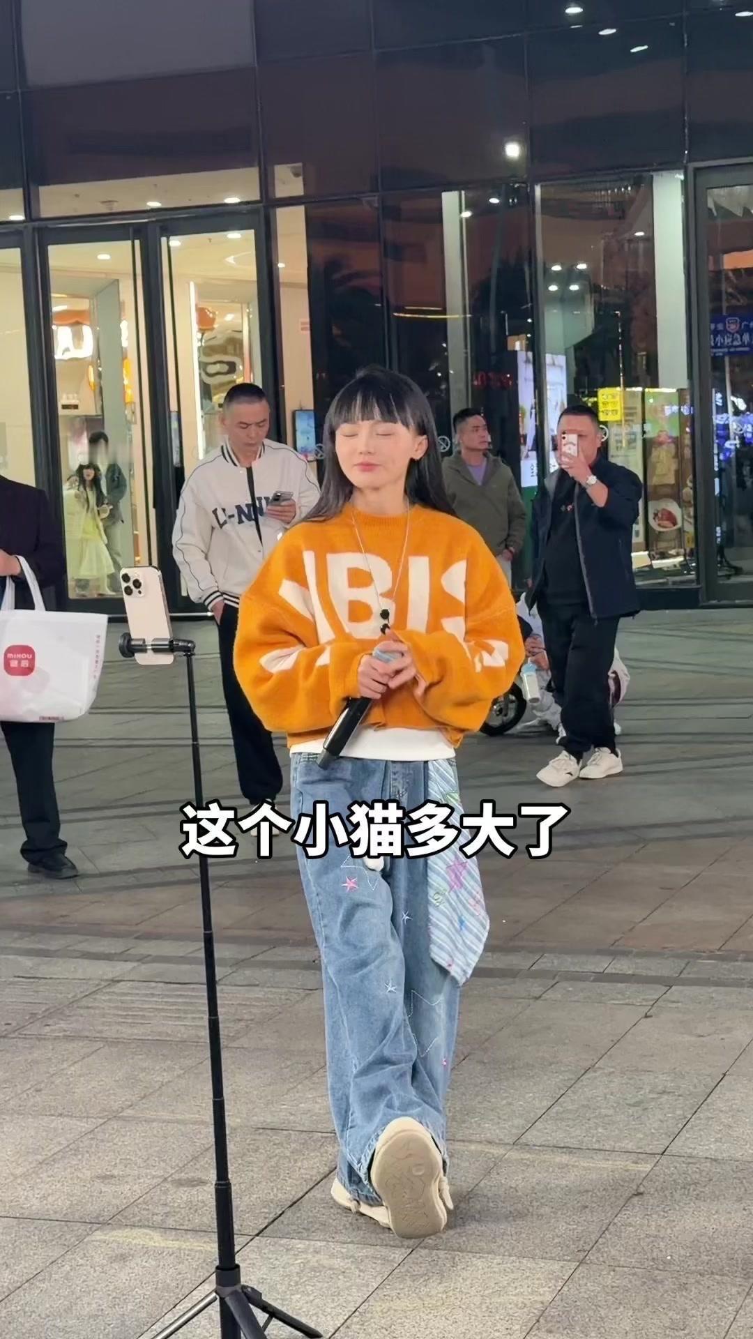 今天带娃看小猫，小家伙全程追着跑，奶声奶气喊“小猫小猫”，老母亲跟在后面笑到停不