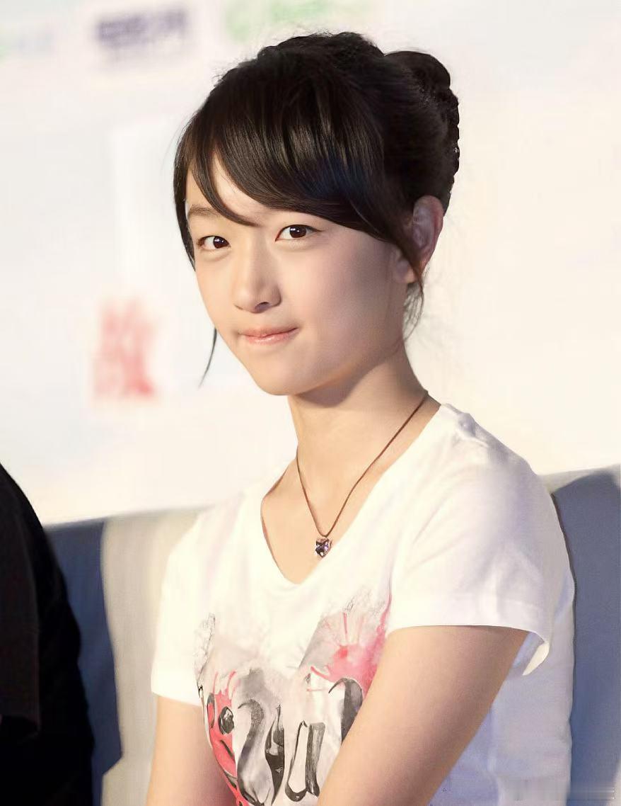 让人怀念的新人美时期的，很灵动的美啊！眼睛也亮亮的！！ ​​​
