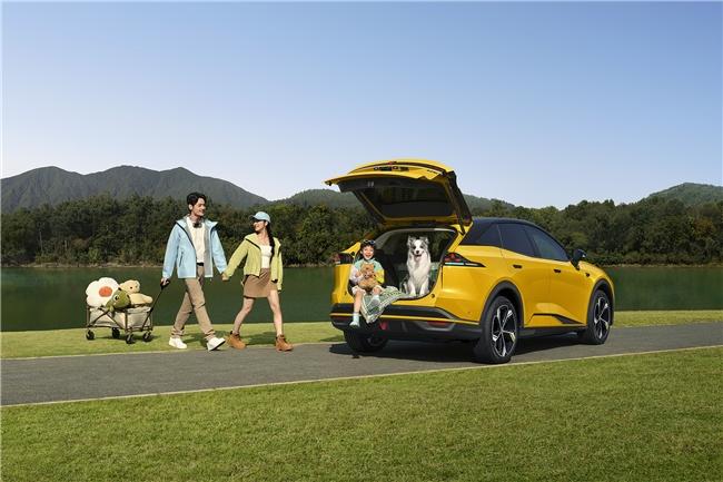 全新深蓝S07华为乾崑激光版的360°全景影像和透明底盘功能，是新手倒车和通过复