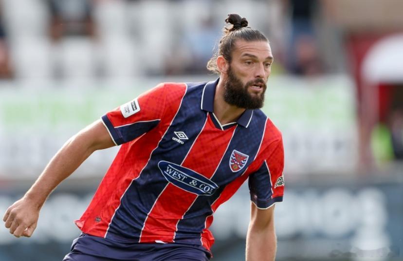 据英媒《太阳报》报道，安迪·卡罗尔因驾车时拍摄反移民抗议活动而被处罚，但最终免于