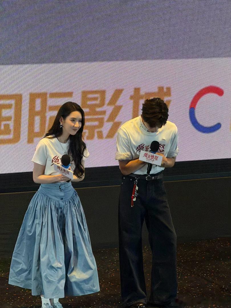 王玉雯刚出炉的蓝莓小蛋糕王玉雯这个回头好明媚王玉雯蓝莓蛋糕回头镜头太出圈，笑容明