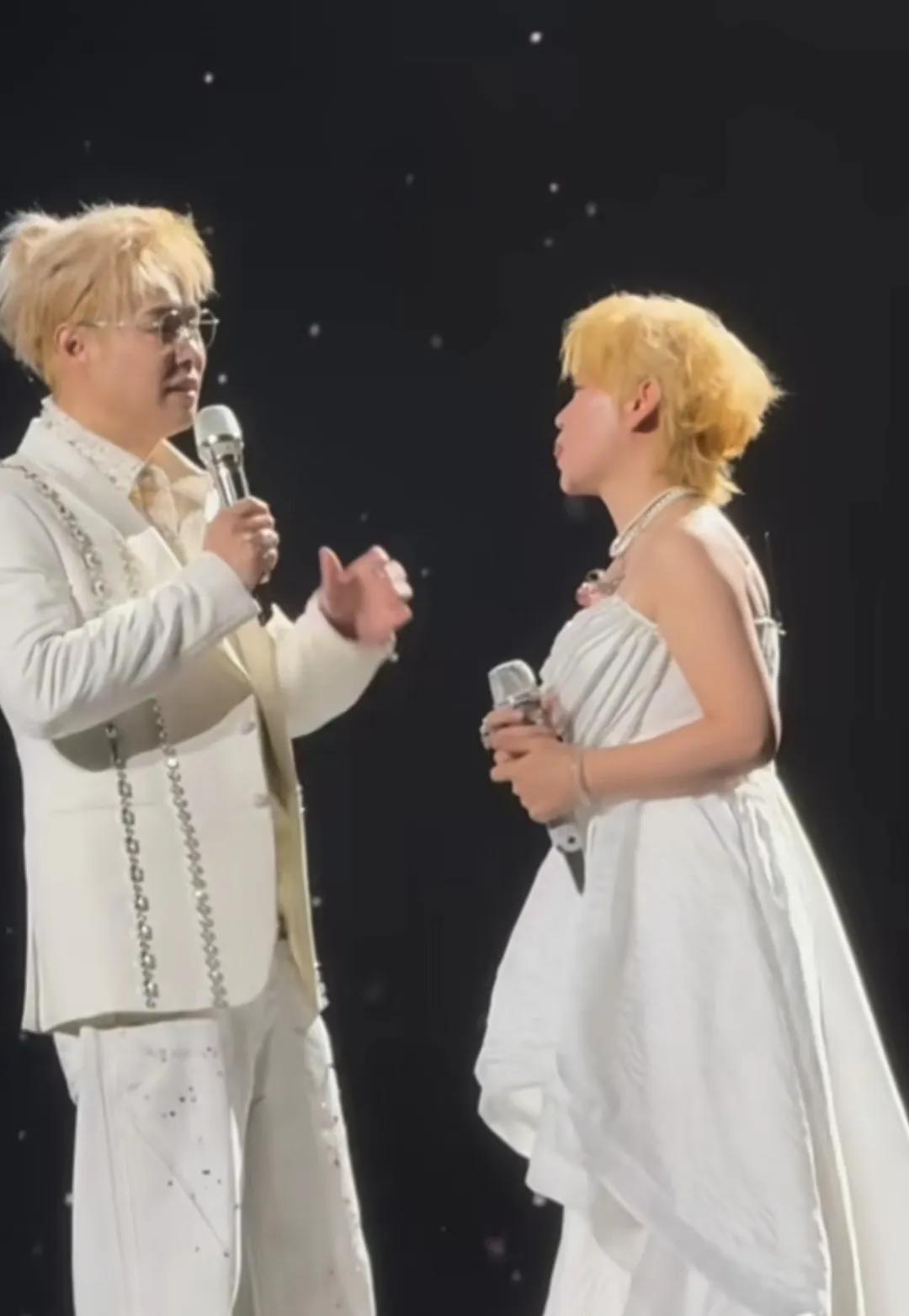 小沈阳和老婆沈春阳都染了一头黄发，大家真没想到他们夫妻二人的颜值竟然越来越高，越