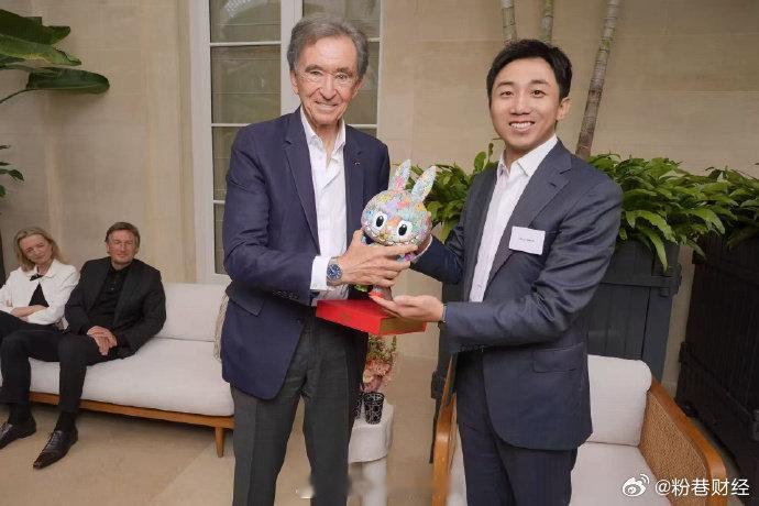 泡泡玛特创始人到访LVMH总部【泡泡玛特董事长王宁到访LVMH总部，两位掌门人会