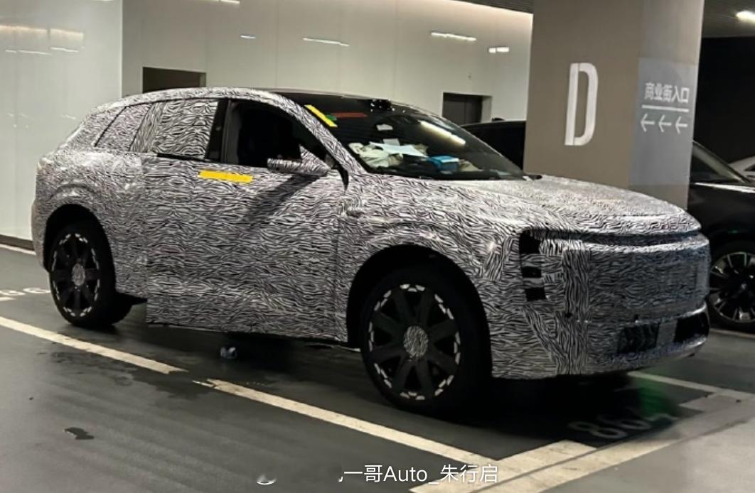 全新上汽Audi E8的SUV谍照图被曝光内饰的门板看起来比较酷炫感觉和Audi