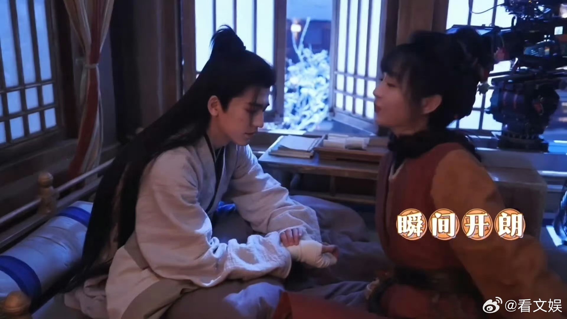 张凌赫田曦薇两个人完全小学生来的张凌赫田曦薇捏手斗嘴 张凌赫田曦薇两个人完全小学