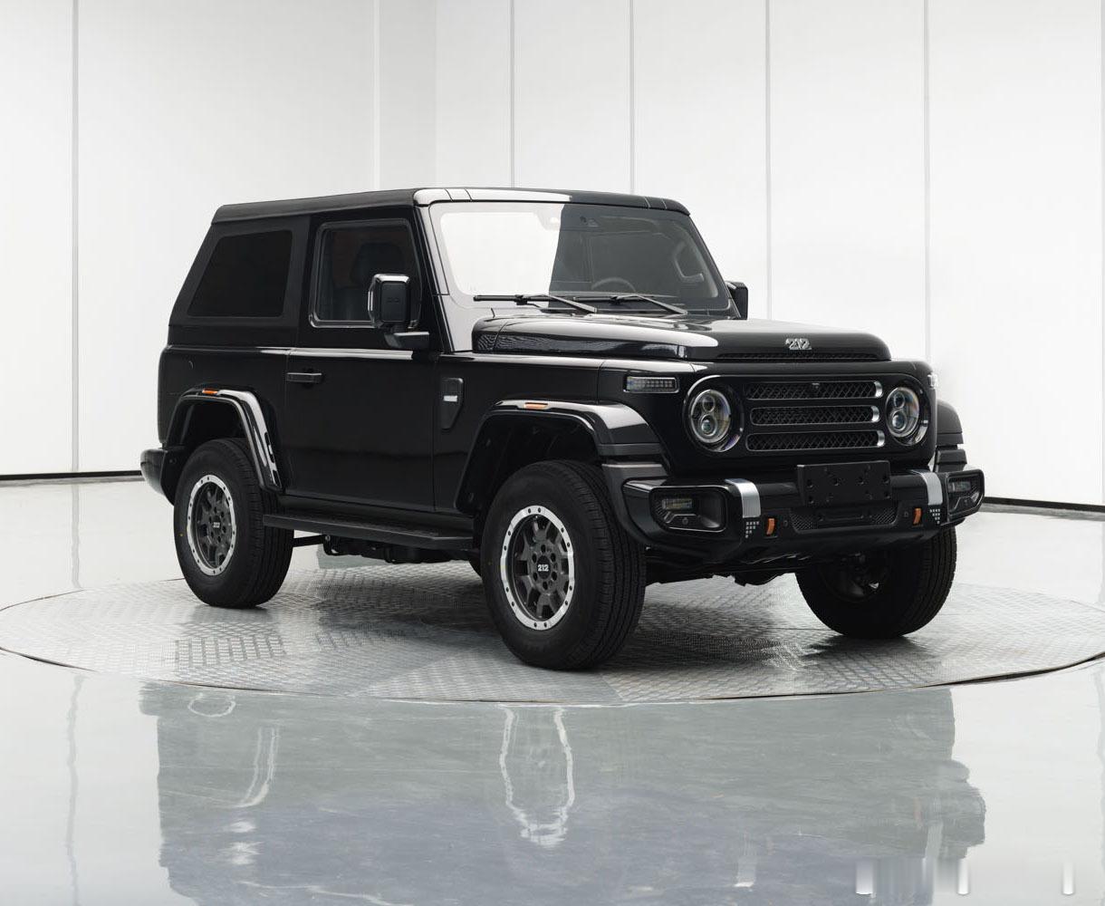 北京汽车212双门版申报图车身尺寸4416 x1955x1925mm，轴距257